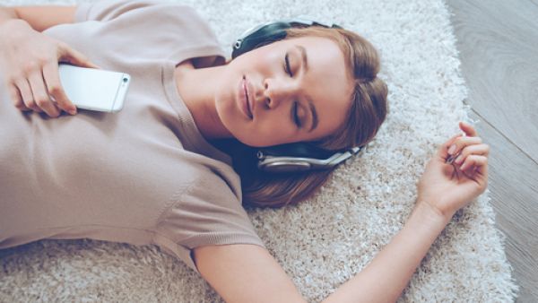 حذر خبراء الصحة دائمًا من خطورة وضع الهاتف النقال بجوارك أثناء النوم 