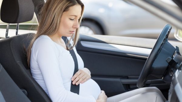 هل تمثل قيادة السيارة خطورة على السيدة الحامل؟