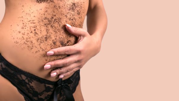 يصيب مرض السيلوليت، الكثير من النساء نتيجة تراكم الدهون 