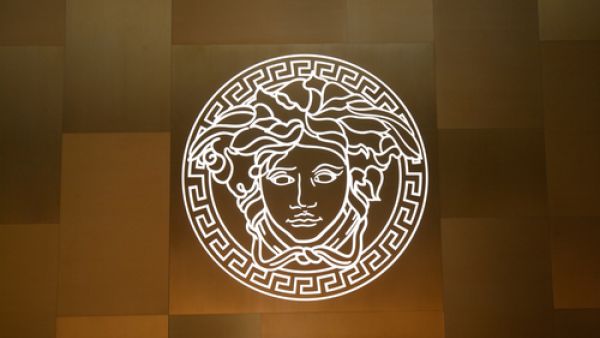 شعار Versace  (shutterstock.com)
