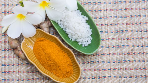 الملح والكركم من أكثر الأشياء المستخدمة للتخلص من شعر الوجه غير المرغوب فيه (shutterstock.com)
