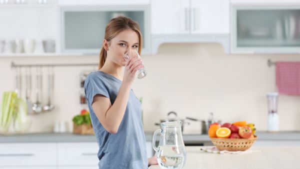 لا بد من بذل الجهود اللازمة لشرب كمية كافية من الماء يوميا (shutterstock.com)
