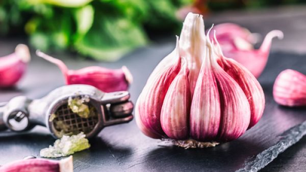 بصرف النظر عن إضافته للنكهة المميزة في الطعام، الثوم مفيد للغاية لصحتك ولصحة عائلتك