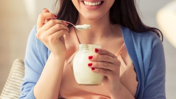 وجدت الدراسات أن اللبن الرايب يمكن أن يساعد في تنشيط وظيفة الكبد والبنكرياس (shutterstock.com)
