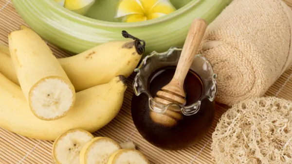 الموز والعسل يخلصان الدم من السموم المتراكمة.  (shutterstock.com)
