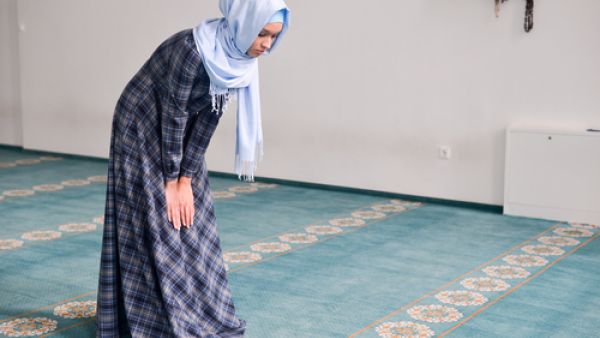 الحركات الجسدية المتكررة خلال الصلاة تقلل من الإصابة بآلام أسفل الظهر