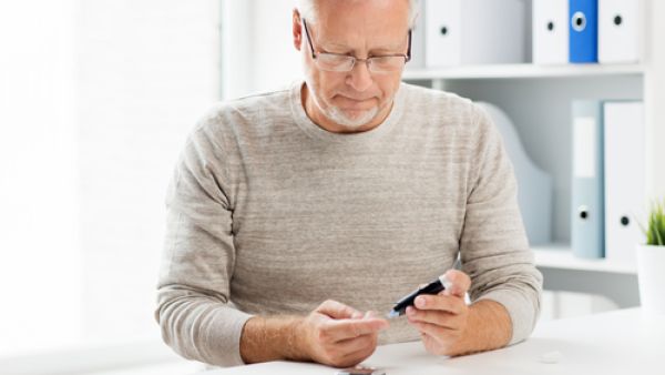 يتوجب على مريض السكري أن يزور الطبيب بشكل دوري (shutterstock.com)
