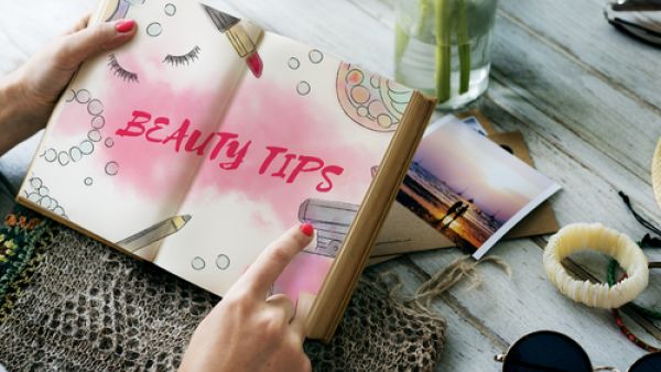 في المساء، وقبل الخلود إلى النوم، اغسلي شعرك ولطّفيه كالمعتاد (shutterstock.com)
