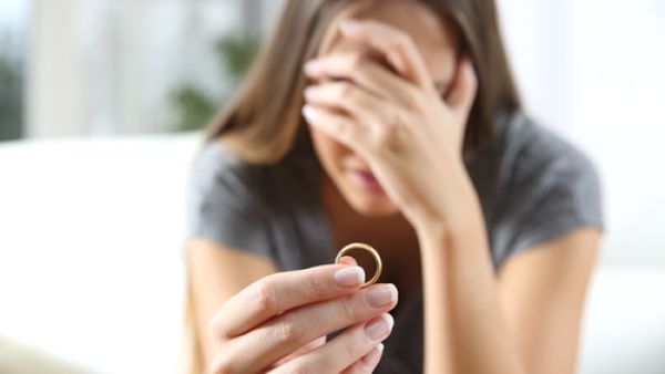 يرى الخبراء أن على المرأة بعد الطلاق أن تجتهد في أن تنسى الزواج السابق  (shutterstock.com)
