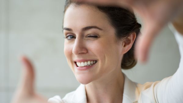 الابتسامة الطبيعية التي يتم فتح الفم فيها توحي بالدفء والمشاعر الصادقة (shutterstock.com)

