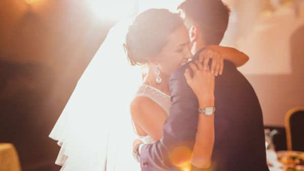 على الرغم من أن الموضوع يبدو عليه أنه سهل، إلا أنه سيكون مختلف تمامًا يوم الفرح (shutterstock.com)
