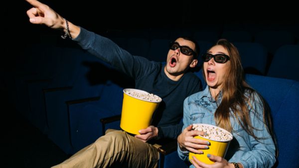 اتّصل بالأصدقاء القدامى واجتمع معهم بشكل دوري  (shutterstock.com)
