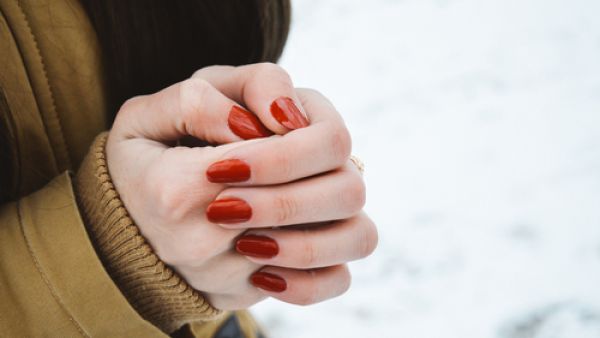ترتفع نسبة الإصابة ببرودة الأطراف لدى النساء أكثر من الرجال.
