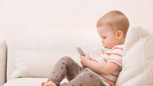 أصبح الأطفال يحملون هاتف المحمول منذ سنوات الطفولة الأولى
