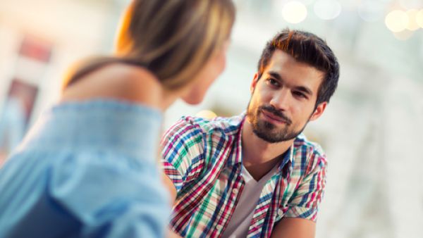 من المستحيل وصف ما الذي يجعل وجه المرأة يبدو جميلاً قبل التقبيل  (shutterstock.com)
