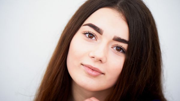 هل تعلمين أن التوتر يؤثر سلبًا على شعر الحواجب (shutterstock.com)
