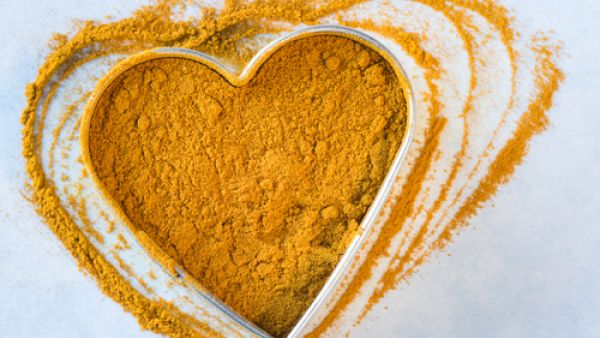 بطريقة سهلة يمكنك تثبيت الصبغة على شعركِ  (shutterstock.com)
