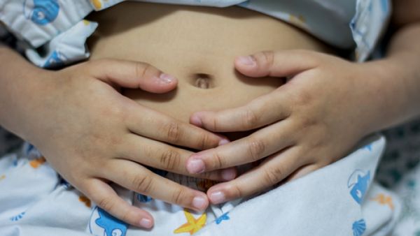 يعاني الكثير من مشكلة انتفاخ البطن، والتي تسبّب إزعاجاً وقلقاً لهم (shutterstock.com)