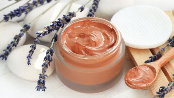 يمكنكِ استخدام الكاكاو لتحضير ماسك طبيعي لتبييض بشرة الوجه (shutterstock.com)