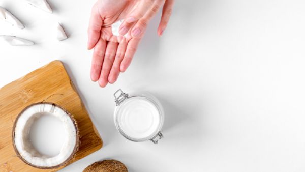يعمل جوز الهند كمرطب مثالي للبشرة