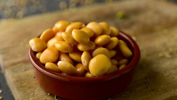 يساعد على ترطيب البشرة وحمايتها من آثار أشعة الشمس (shutterstock.com)