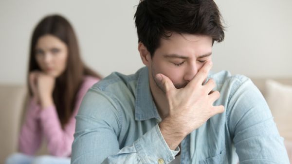 أغلب الأشخاص الذين يشعرون بنقص يحاولون إسقاط هذا الشعور على من أمامهم (shutterstock.com)
