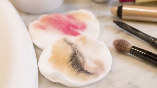 تجنبي النوم دون تنظيف بشرتكِ من بقايا المكياج (shutterstock.com)
