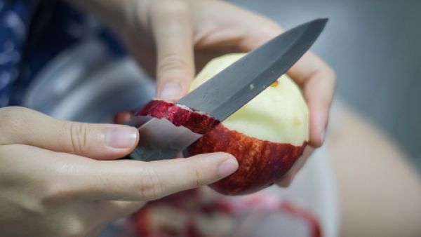 يحتوي قشر التفاح على الكاروتينات مثل بيتا كاروتين التي تساعد على الحفاظ على صحة العينين (shutterstock.com)
