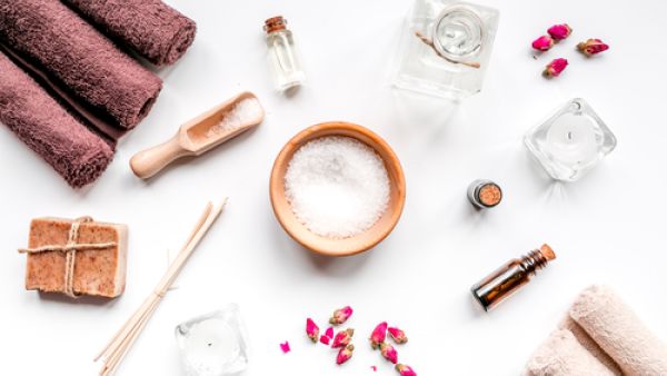 قبل وضع طلاء الأظافر، اهتمي بوضع طبقة حماية لها (shutterstock.com)
