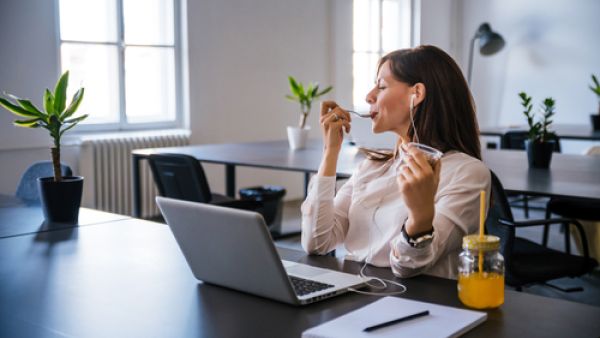 عليك أن تمضغ الطعام ببطيء قبل البلع (shutterstock.com)