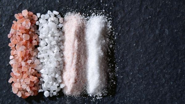 يعمل الملح على التخلص من خلايا الجلد الميت (shutterstock.com)
