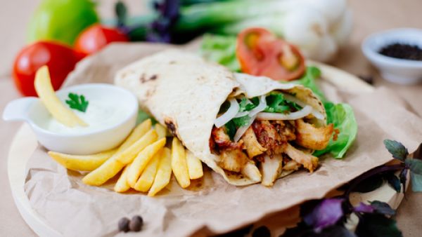 حضري شاورما لذي1ة بطريقة سهلة (shutterstock.com)
