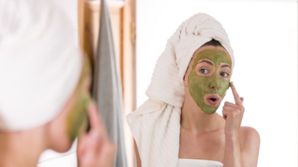 اخلطي مسحوق الطمي مع الشاي الأخضر للحصول على خليط متجانس (shutterstock.com)