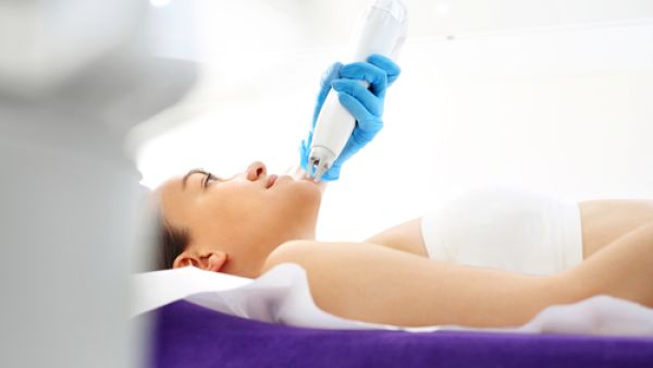 يقوم الليزر بإزالة السطح الخارجي للجلد لتكوين طبقة جديدة تكون أفضل وأكثر نعومة.
