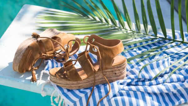 يتربع على عرش موضة الأحذية النسائية هذا الصيف حذاء Wedge Espadrille