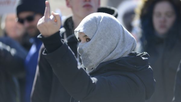 A supporter showing her "middle finger" to the anti Muslim supporters (Twitter)