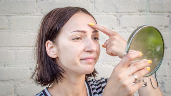 النساء اللواتي تناولن هذه البودرة يوميًا عانين بعد ذلك من حب الشباب (shutterstock.com)
