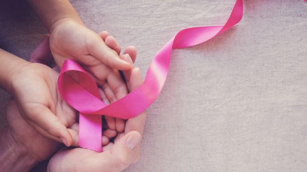 مرض سرطان الثدي من الأمراض الخطيرة التي تصاب بها العديد من السيدات  (shutterstock.com)
