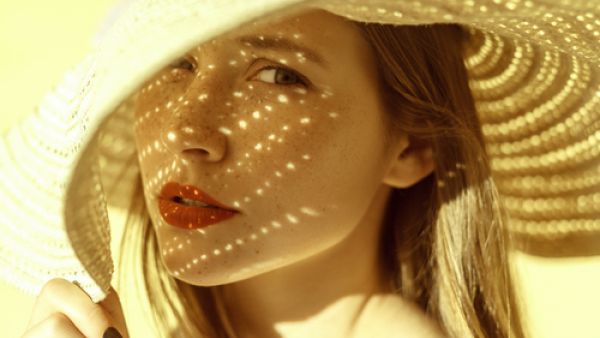 تتمركز البقع البنية عادةً في مناطق الجسم الأكثر تعرضًا للشمس أي الوجه واليدين