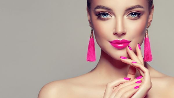 يُعتبر مصحح اللون حليفك الأنسب لإخفاء الشوائب وتوحيد لون البشرة (shutterstock.com)