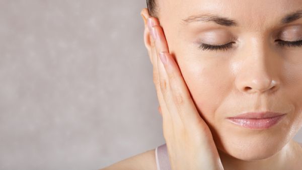 يعتبر التهاب الاذن الوسطى امتداد لالتهاب الجهاز التنفسي العلوي (shutterstock.com)