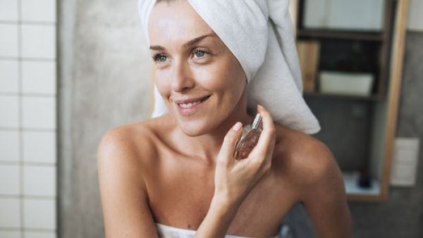 لا تتردّدي في اختيار العطر بحسب نوع بشرتك (shutterstock.com)