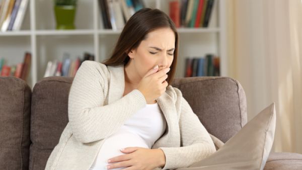 50% من الحوامل يشعرن بالغثيان ما بين الأسبوع السادس حتى الأسبوع الثامن (shutterstock.com)