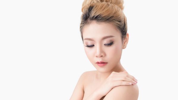 الكوريات يتبعن روتين يومي للعناية ببشرتهن بشكل منتظم (shutterstock.com)