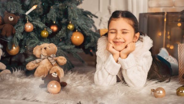 قومي بتشجيع أطفالك بالجلوس في المنزل وتناول المشروبات الساخنة (shutterstock.com)
