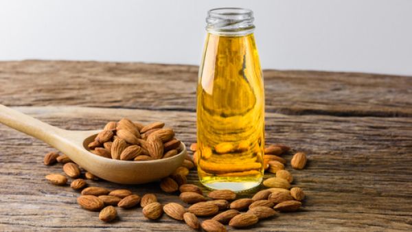 زيت اللوز أفضل حل لمشكلة الشعر الجاف (shutterstock.com)