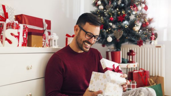 الرجال تميل إلى الهدايا العملية التى يحتاجها بشكل مباشر  (shutterstock.com)
 الرجال تميل إلى الهدايا العملية التى يحتاجها بشكل مباشر  (shutterstock.com)