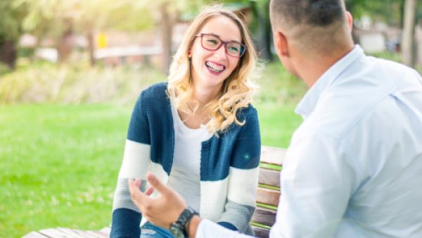 انعدام التواصل البصري رسالة واضحة لا مجال لسوء تفسيرها (shutterstock.com)
