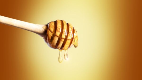 ماء العسل يساعد على التغلب على آلام وانتفاخ البطن (shutterstock.com)