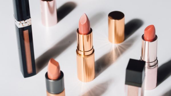 الألوان الحيادية التي تكسو الفم ما هي إلا مصدر من مصادر الجاذبية الطبيعية (shutterstock.com)